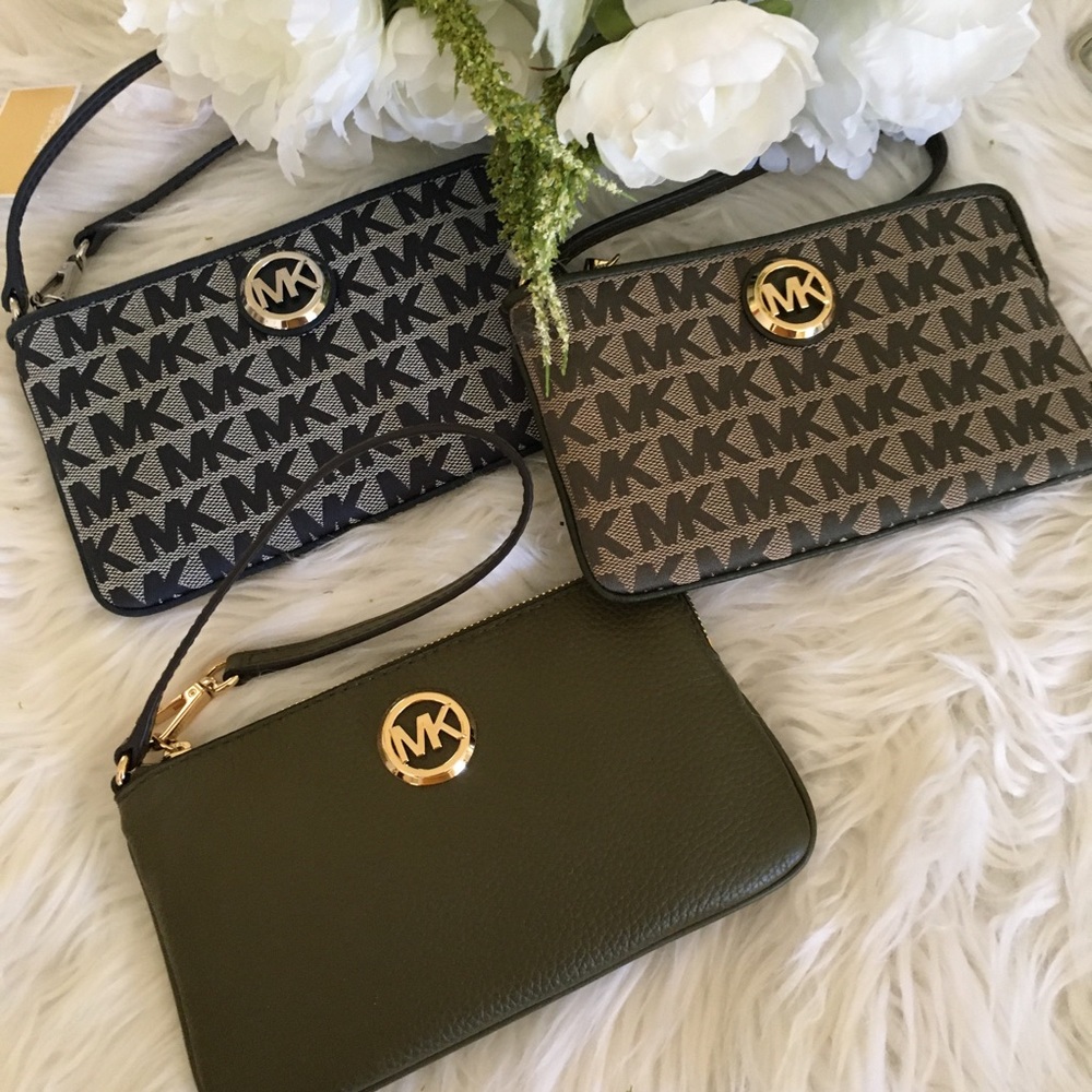 Final sale ✨Michael Kors Fulton large wristlet - Picture 4 of 8